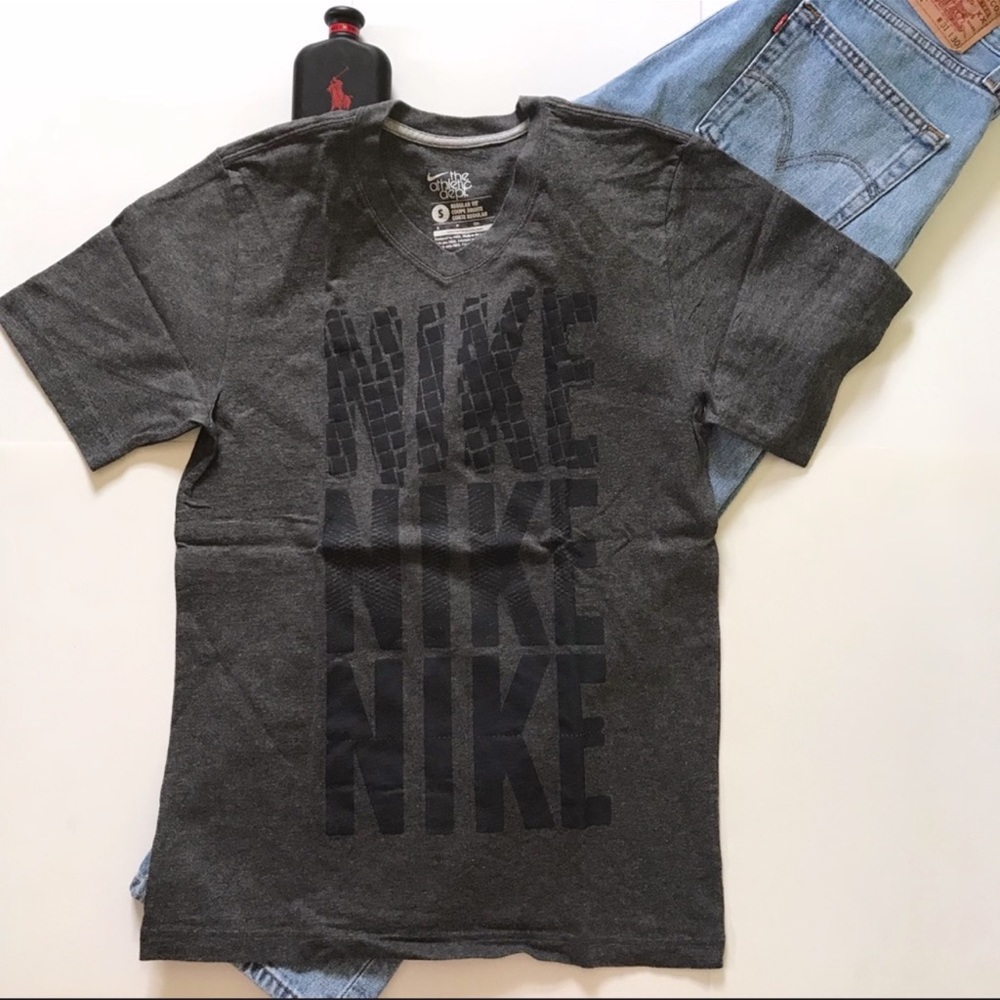 🌎 Nike Graphic Tees